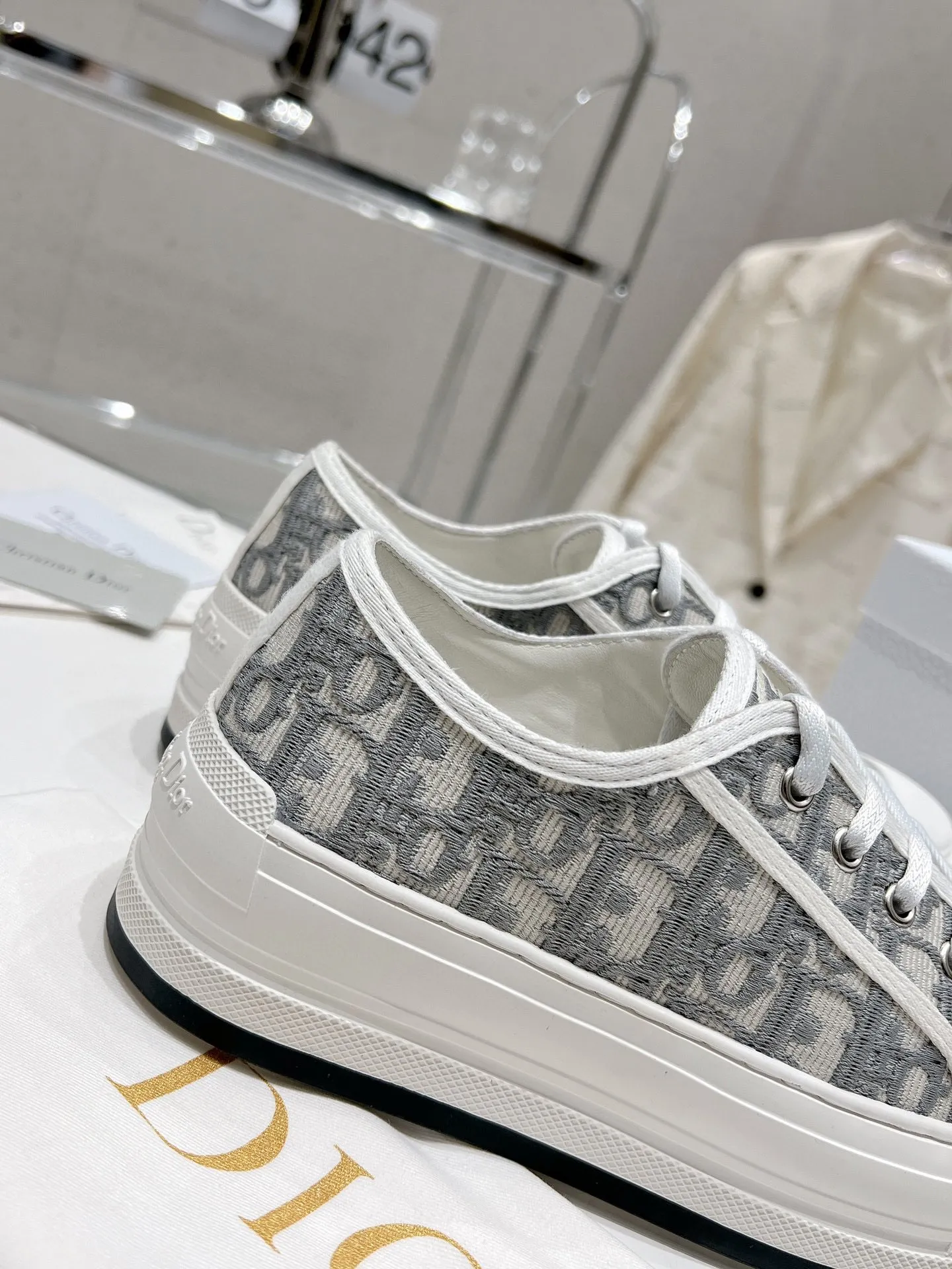 👟👟Ex-factory price 520👟👟 Women's shoes Women's clothing Women's shoes Women's shoes Women's clothing Women's shoes Women's clothing Dior series, Dior Dior Walk'n series Presbyopia Embroidery Thick-soled canvas shoes Casual sneakers Original purchase Development Production This Walk'n'Dior thick-soled sneaker is a fashionable item that enhances the style of the series. Oblique printed cotton embroidered upper with comfortable platform sole, tongue and Christian Dior 👟👟 ex-factory aris signature laces. Can add fashionable temperament to all kinds of casual looks ▪️Fabric: Original customized imported Oblique printed embroidery ▪️Inner lining: Imported soft sheepskin lining ▪️Outsole: Original exclusive molded T👟👟Factory price U material ▪️Sole thickness: 4.5CM ▪️Size: Women's 35-40